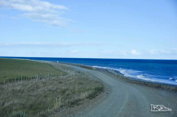 Estrada ao lado do Estreito de Magalhães, na Terra do Fogo, no sul do Chile